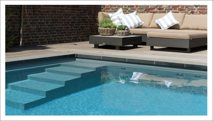 Privater Gartenpool mit seitlich integrierter Treppenanlage und klarer Beckenform.