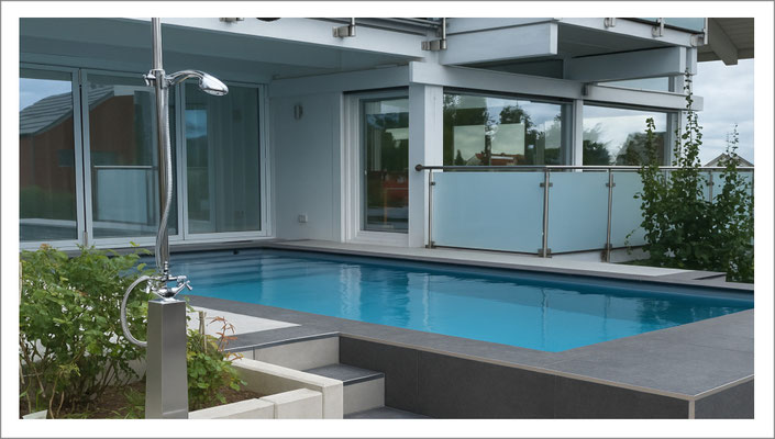 6×3 Meter Swimmingpool direkt am Wohnhaus angebaut mit klarer Beckenform für den privaten Außenbereich.