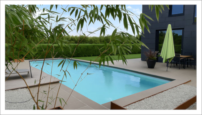 Privater Swimmingpool als zentrales Gestaltungselement im Garten eines Wohnhauses.