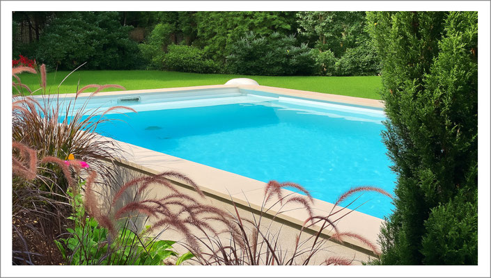 Riviera Fertigpool Modell Modena in hellgrauer Beckenauskleidung mit Solarabdeckung im Garten.