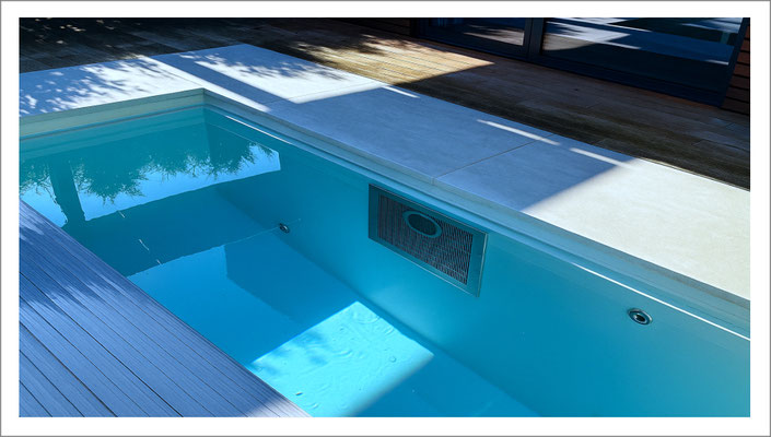 Private Poolanlage mit moderner Gestaltung und klarer Beckenform im Garten eines Wohnhauses.