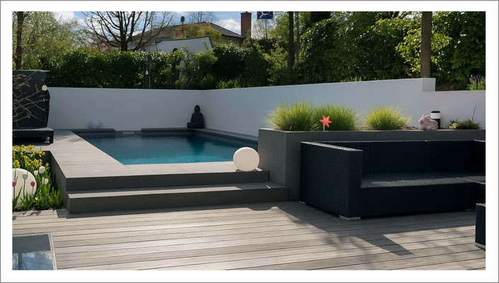 Privater Swimmingpool mit hochwertiger Beckenoberfläche und klarer Beckenform im Garten.