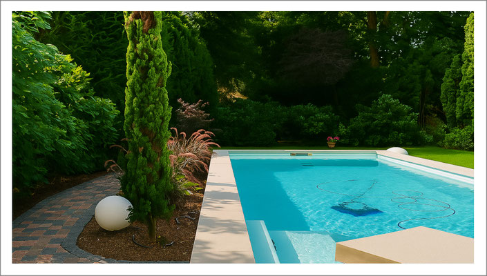 Privater Gartenpool mit eleganter Randgestaltung und klarer Beckenform im Außenbereich.