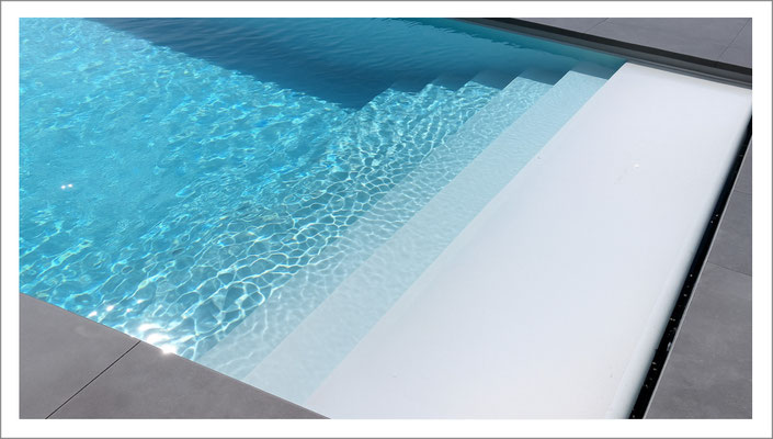 Gartenpool mit integrierter Rollladenabdeckung unter dem Treppeneinstieg für saubere Optik und Schutz.