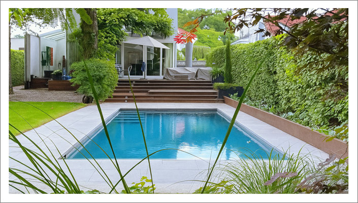 Privater Swimmingpool mit moderner Randgestaltung und sauber ausgeführter Beckenform im Außenbereich.