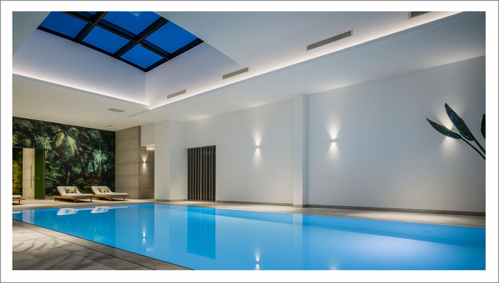 Modernes Hallenbad Nexxt Line mit eleganter Überlaufrinne und LED-Beleuchtung – luxuriöse Indoor-Poollösung