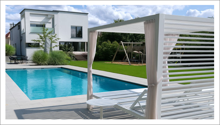 Private Poolanlage mit großzügiger Wasserfläche im Garten eines Einfamilienhauses.