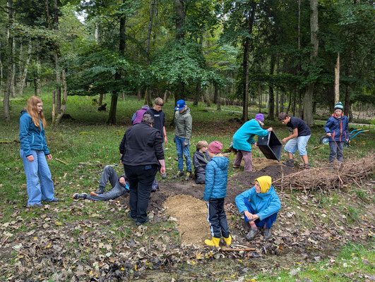 Arbeit am Modell Wasserrückhaltung. Foto: Thea Wolf