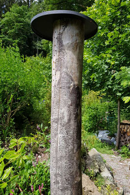 Foto: Jürgen Fröstl (Laubholzstamm mit Bohrungen für Wildbienen)