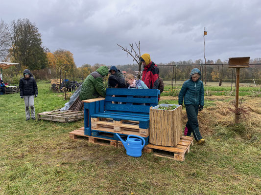 Geschafft! Die Regenbank ist fertig! Foto: Thea Wolf