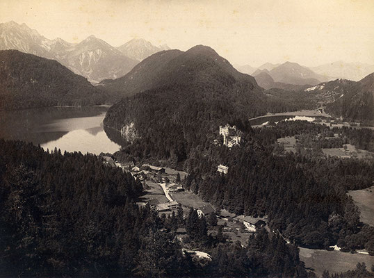 Schloss und Ort Hohenschwangau vom Aussichtspunkt Jugend aus, Foto: Joseph Albert