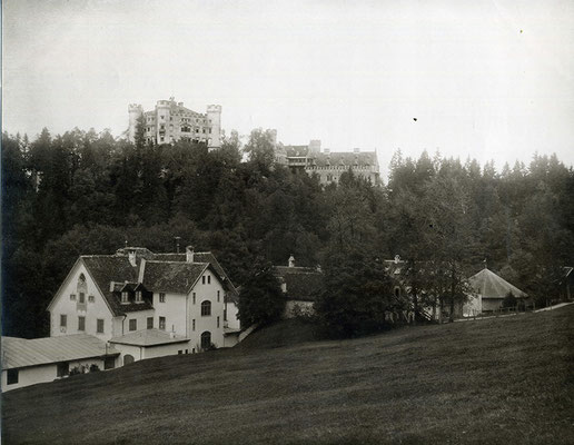 Ansicht Schloss Hohenschwangau und Gasthaus Alpenrose mit Hippodrom, Foto: Joseph Albert