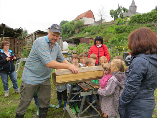 16.06.2016 Michael Bodenbender stellt Nisthilfen mit Marderschutz vor - Foto: Friedrich-Karl Menz