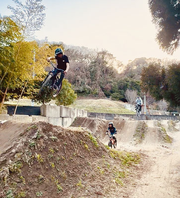 ＢＭＸ　ダートでジャンプ練習中