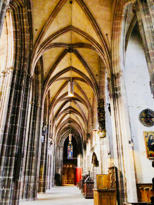 Langschiff der gotischen St. Lorenz Kirche in Nürnberg Sehenswürdigkeiten Deutschland Nürnberg