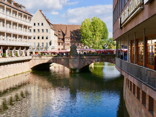 Die Museumsbrücke über die Pegnitz in Nürnberg Sehenswürdigkeiten Deutschland Nürnberg