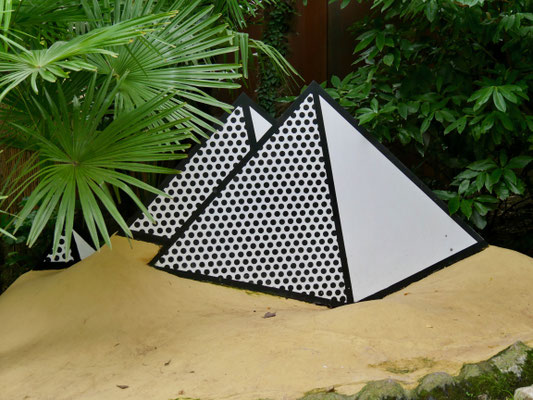 Roy Lichtenstein Pyramiden , Andre` Heller Garten Gardasee Gardasee Italien