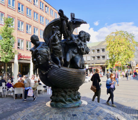 Der "Narrenschiff" Brunnen in Nürnberg Sehenswürdigkeiten Deutschland Nürnberg