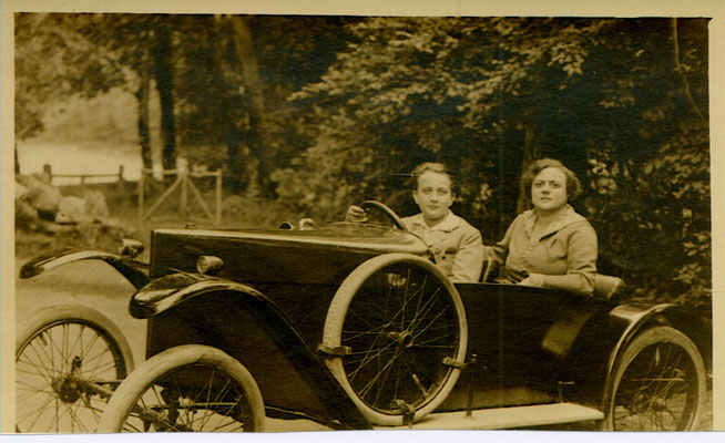 Kubi con la madre Eige in auto