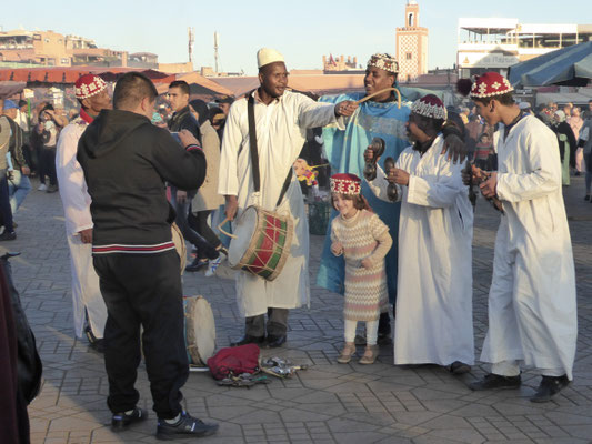 Bild: Musikgruppe auf dem Platz von Djemaa El Fna in Marrakech 