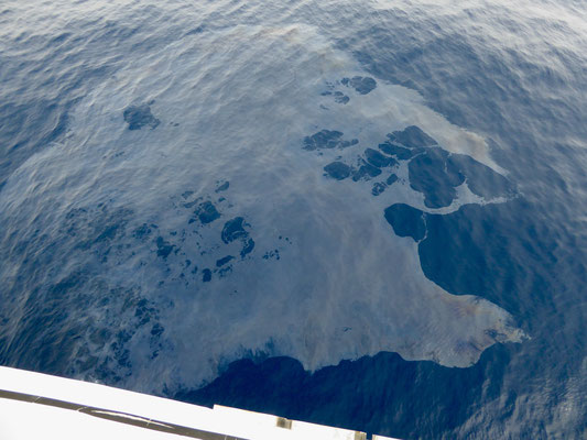 Bild: Öllache im Meer