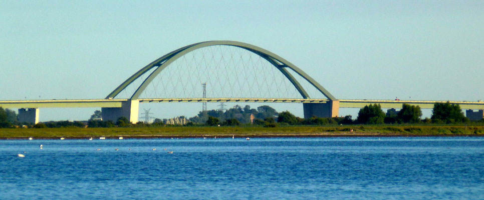 Bild: Blick auf die Fehmarnsundbrücke von Lemkenhafen