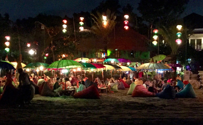 Bild: Restaurant am Strand von Seminyak am Abend