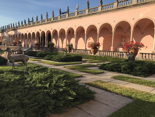 Bild: Loggien im zentralen Innenhof des Museums