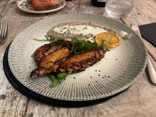 Oktopus mit Auberginenmus