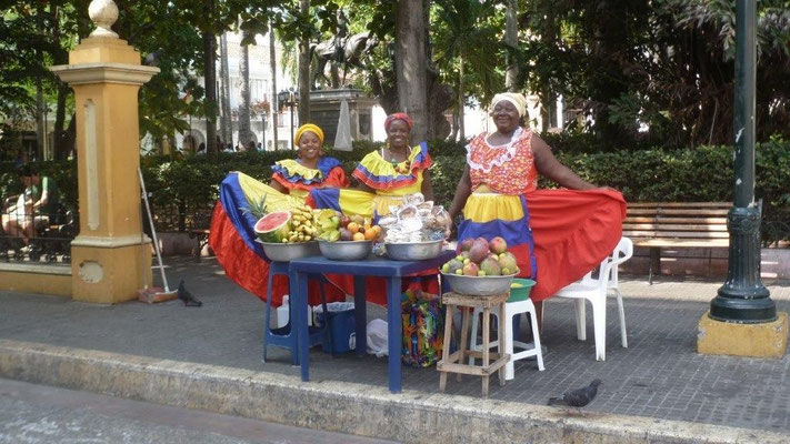 Bild: Traditionelle farbige Frauen aus dem Ort Palenque
