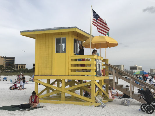 Bild: Bademeisterturm in gelb am Siesta Key