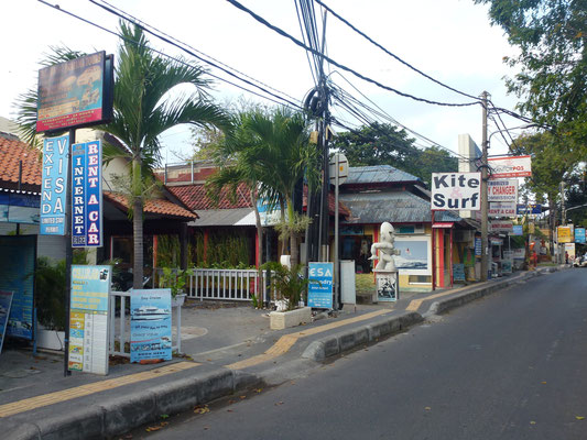 Bild: Balinesische Straße mit vielen Restaurants