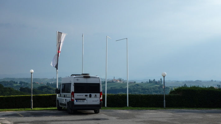 Unser Übernachtungsplatz mit Blick auf die Weinregion 