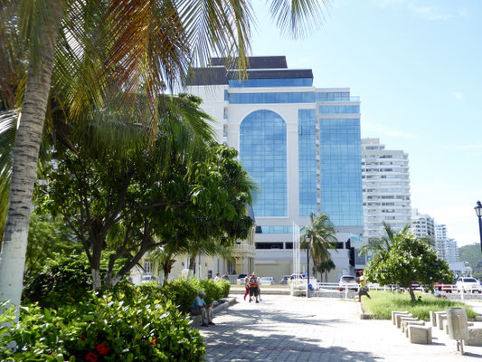 Bild: Altes Kolonialhaus und moderne Architektur in Santa Marta
