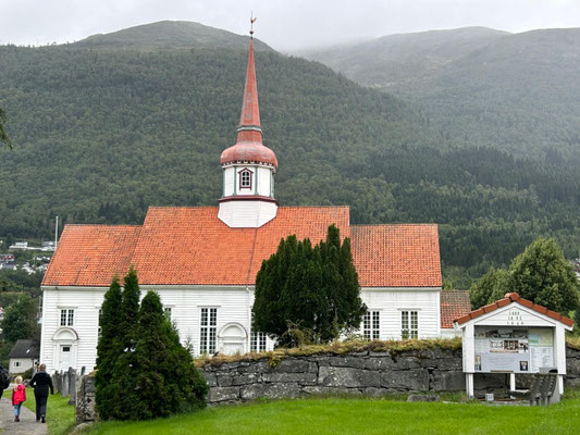Bild: Das Innere der Kirche von Eid