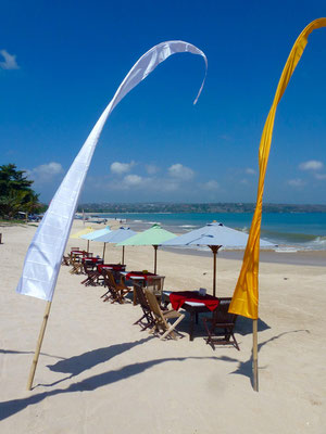 Bild: Baliflaggen am Strand von Jimbaran