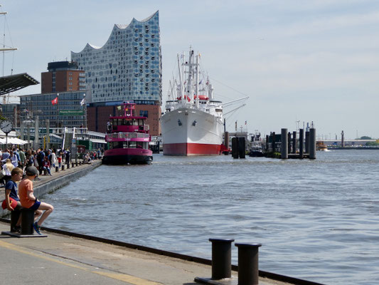Bild: Blick Landungsbrücke Richtung Elbphilharmonie