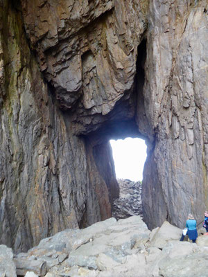 Bild: Blick durch das markante Loch des Torghatten