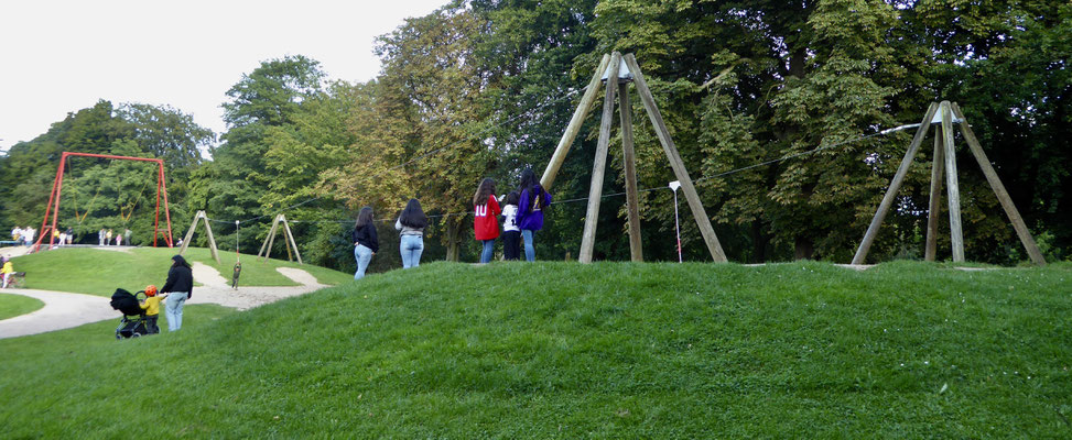 Bild: Schaukeln auf dem Spielplatz