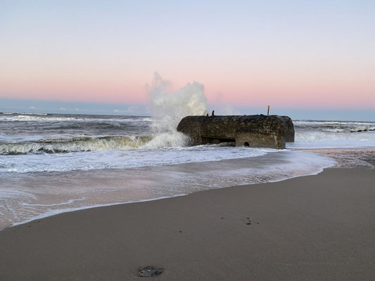 Strand bei Fjand, Bunker mit Brandung