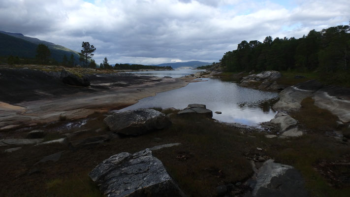 Bild: Am Fjord bei Tømmerneset 