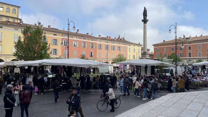 Piacenza Domplatz mit Marktständen