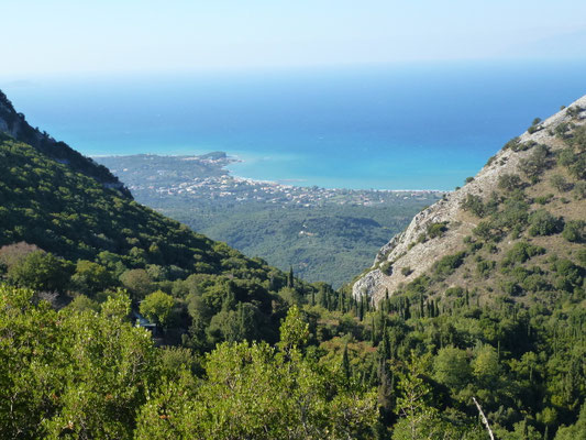 Bild: Blick über die Landschaft ans Meer