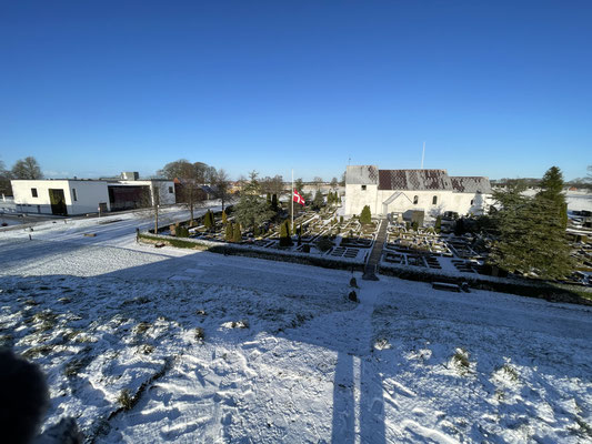 Blick vom Hügel auf das Museum und die Kirche