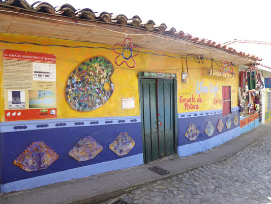 Bild: Bunt verzierte Häuser in Guatapé