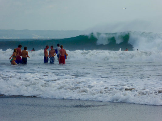 Bild: Wasservergnügen am Strand von Seminyak bei hohen Surferwellen