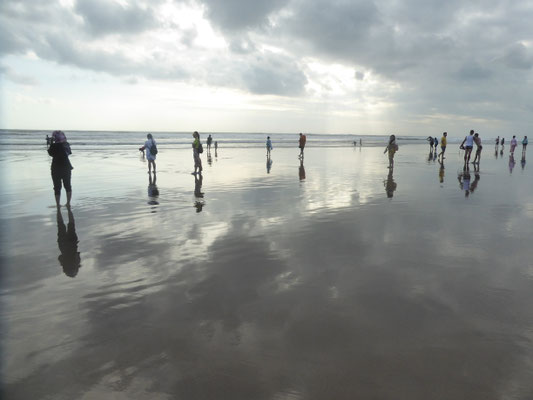 Bild: Wandern am langen Strand von Seminyak auf Bali