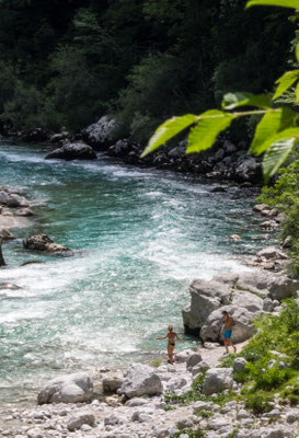 Badende am Fluss