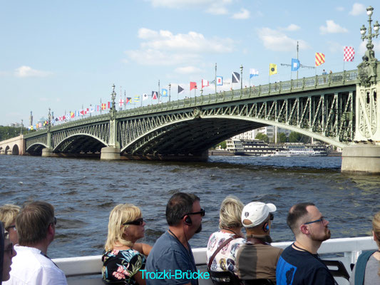 Bild: Die Trotzki Brücke in St. Petersburg