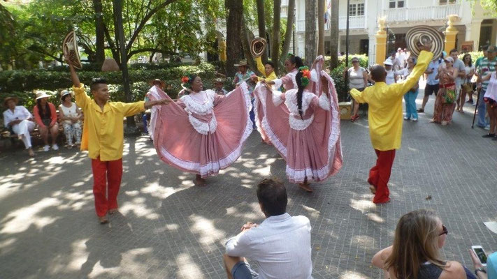 Bild: Tanz auf dem Plaza de Bolivar in Kolumbien - Foto 4